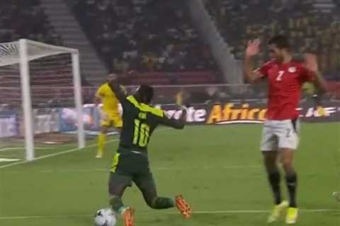 Watch Sadio Mane get away with ‘embarrassing’ dive in Afcon final and dodge second yellow card..