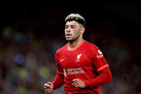 Liverpool ‘put Alex Oxlade-Chamberlain up for sale in transfer window with Reds to take £25m loss..