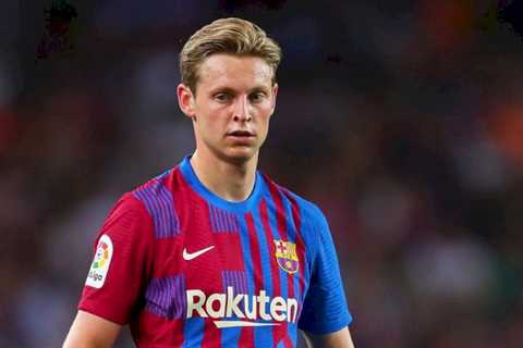 Barcelona’s Frenkie de Jong continues to play down links to Manchester United with talks ongoing