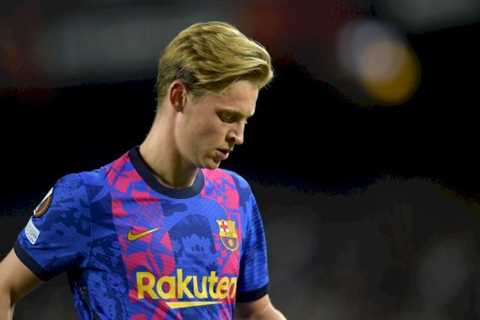 Manchester United ‘expected’ to submit improved bid to Barcelona for De Jong ‘imminently’