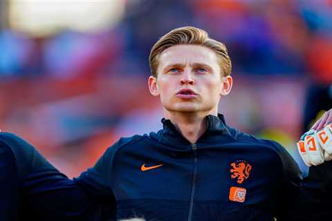 Man Utd closing in on Frenkie de Jong transfer as Barcelona line up replacement as ‘fee all-but..