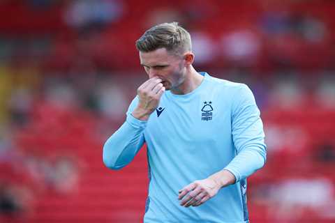 Dean Henderson in Nottingham Forest injury blow as Man Utd loanee goes off after just 30 minutes in ..