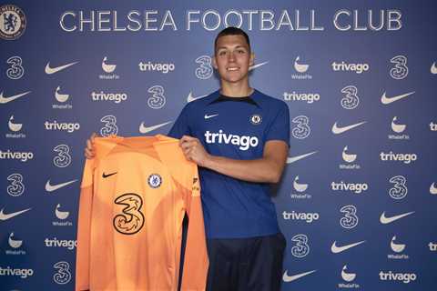 Chelsea complete £12m signing of American starlet Gabriel Slonina, 18, with keeper to stay on loan..