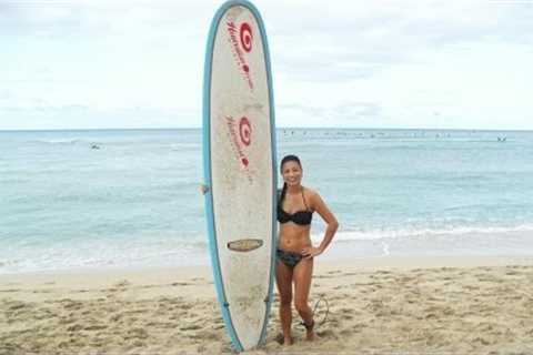 How to Surf- Beginner Surfing Lesson (Wipeouts!) at Waikiki Beach, Hawaii