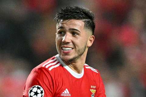 Enzo Fernandez arrives back at Benfica after missing training amid Chelsea transfer talks