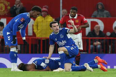 Everton star Alex Iwobi almost in tears as he’s stretchered off with nasty ankle injury during Man..