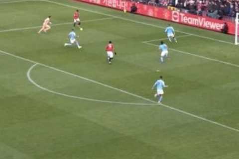 Fans spot Marcus Rashford having ‘zero faith in Anthony Martial’ for wasted open goal