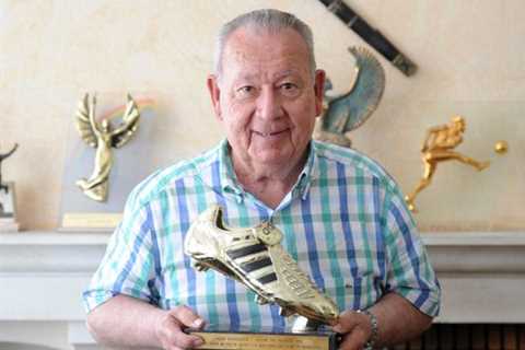 Just Fontaine: Former France star, World Cup record holder dies aged 89