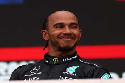 People are just noticing Lewis Hamilton’s bizarre steering wheel technique as F1 mechanic gives..