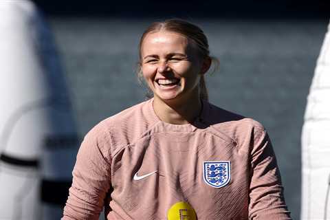 Who is Chelsea and England goalkeeper Hannah Hampton?