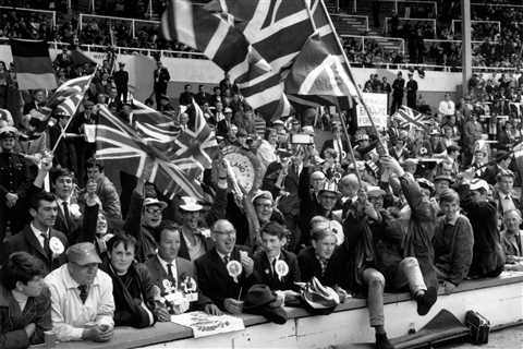 Why did a lot of England fans not wave the St George’s Cross flag at the 1966 final?