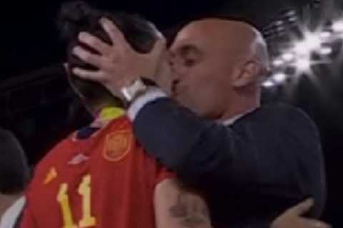 Spanish FA President Luis Rubiales refuses to resign after kissing World Cup final player on the..