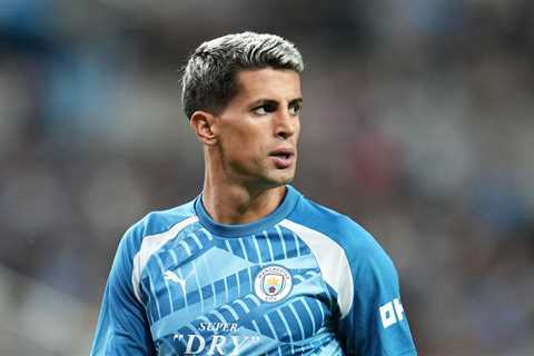 Bayern Munich make last-minute offer for João Cancelo as Barcelona struggle to complete deal