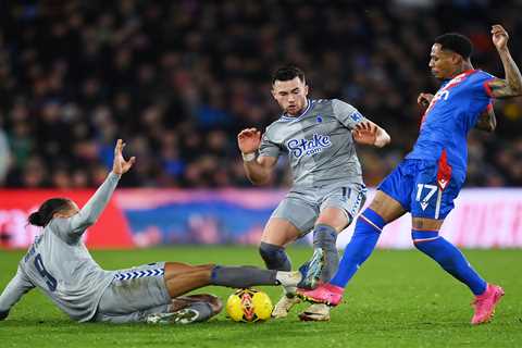 Everton's Dominic Calvert-Lewin has red card overturned, giving team a boost in Premier League..