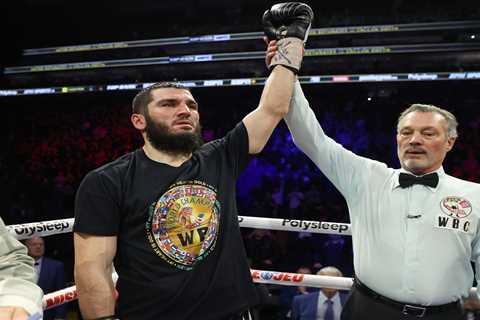 Artur Beterbiev dominates Callum Smith, retains light heavyweight belts by 7th round TKO