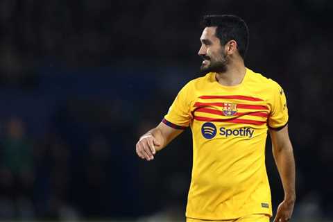 Barcelona veteran midfielder intends to see out his contract at the club
