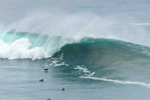 BLACKS BEACH FIRING SURF IN SAN DIEGO